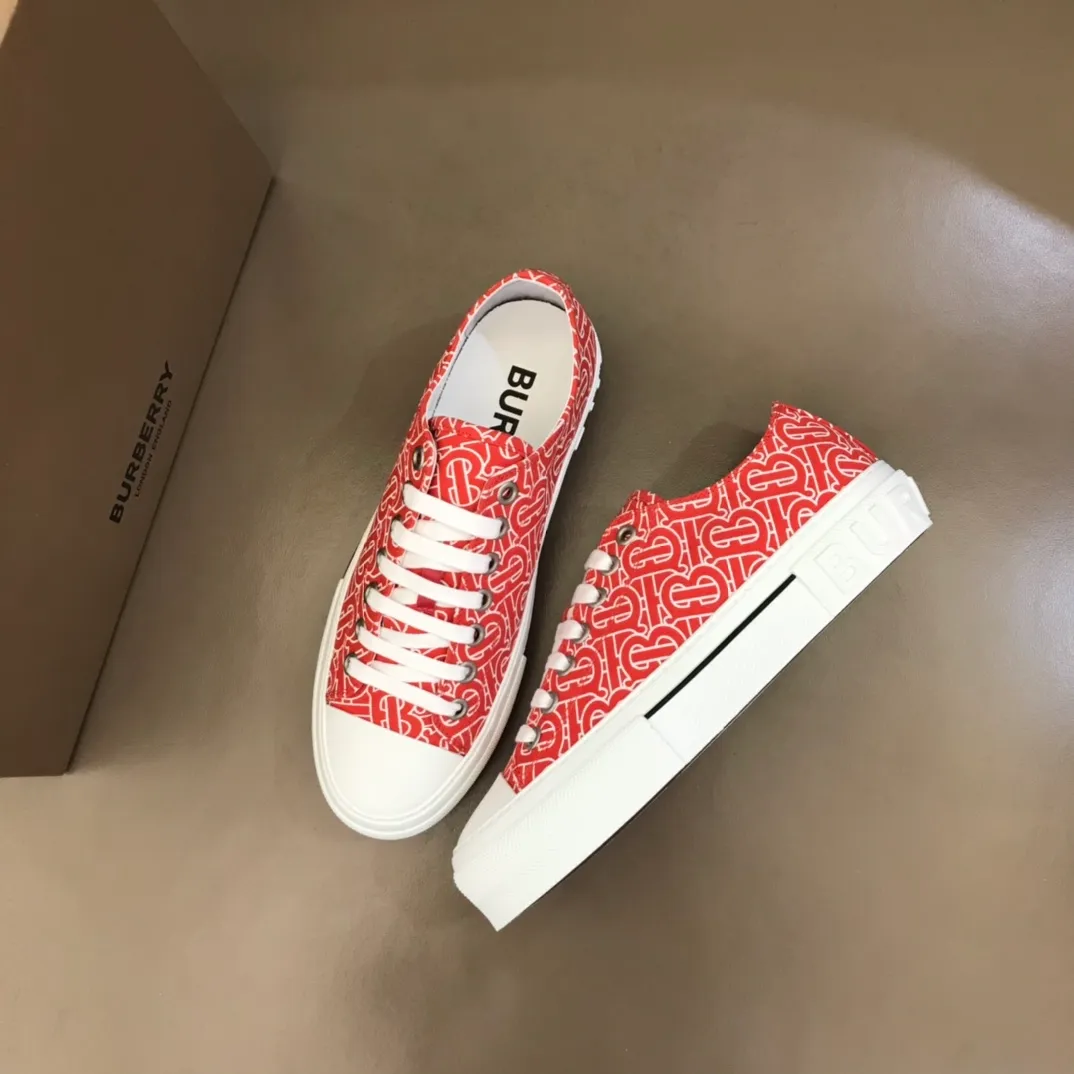 Men's Shoes 💰380 B's men's classic low-top sneakers are reinterpreted in Vintage checkered cotton material and decorated with a new brand logo. First-grain cowhide lining, embossed Burberry lettering logo on the heel, original outsole! 38-46